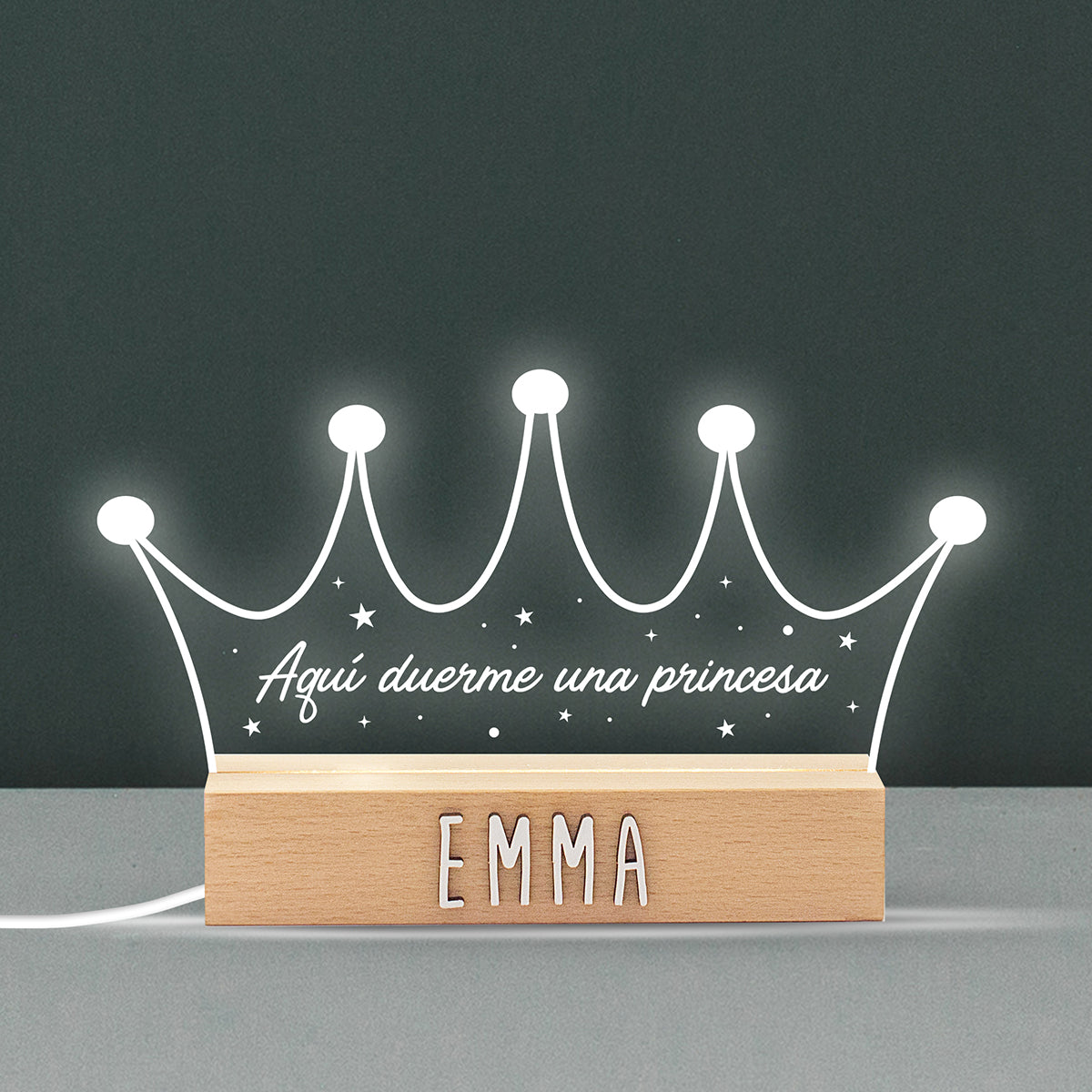 Imagen de la lámpara personalizada en forma de corona princesa, creando un ambiente mágico en la habitación del bebé