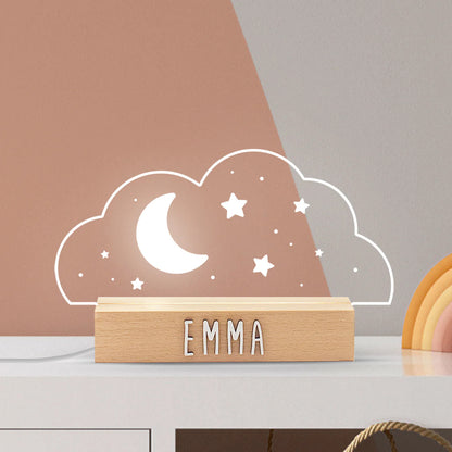 Imagen de la lámpara personalizada en forma nube, creando un ambiente mágico en la habitación del bebé con dibujitos de una luna y estrellitas