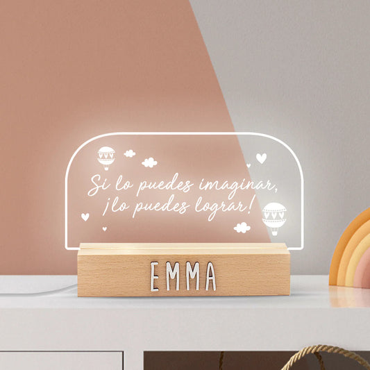 Imagen de la lámpara LED personalizada 'Si lo puedes imaginar' con diseño de nubecitas, corazones y globitos aerostáticos, brindando una atmósfera mágica y creativa en la habitación del bebé