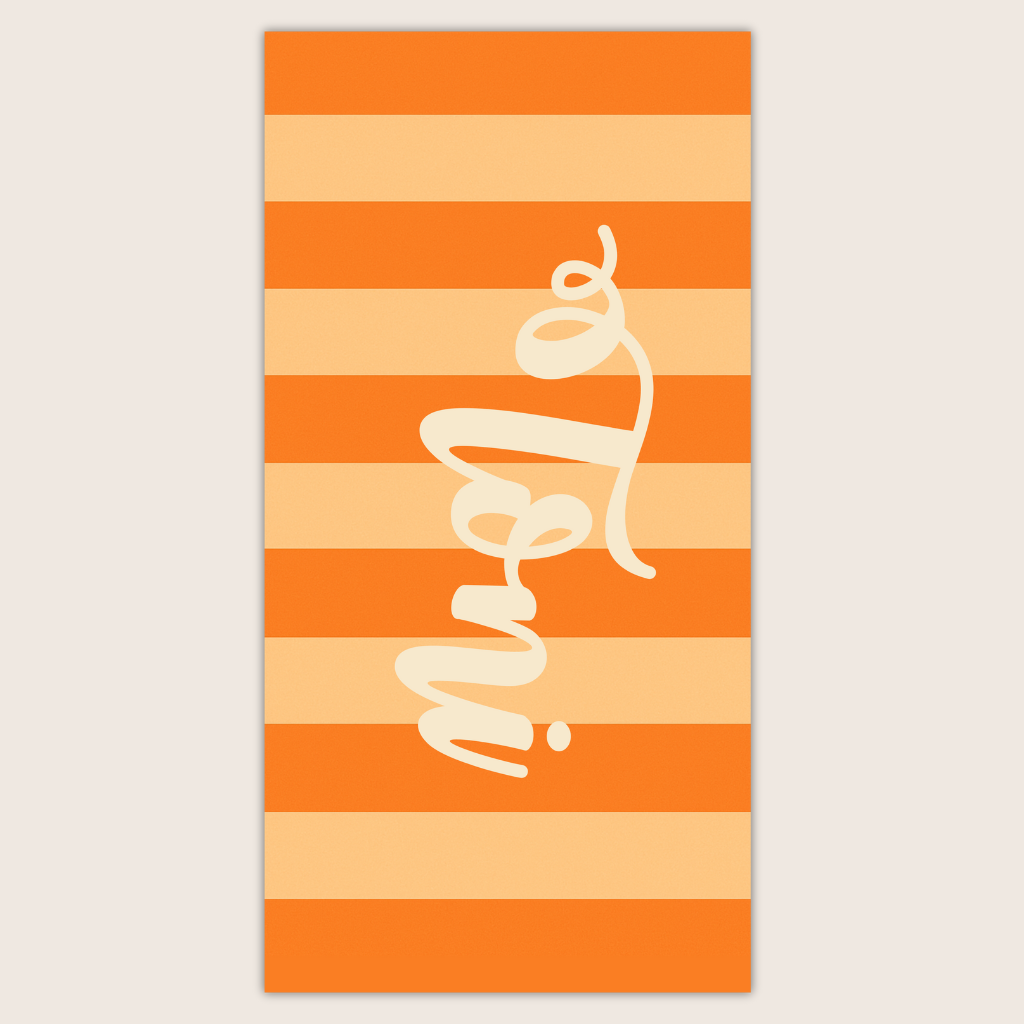 Toalla personalizada con rayas horizontales en tonos naranja y nombre grande en blanco.