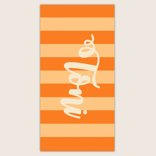 Toalla personalizada con rayas horizontales en tonos naranja y nombre grande en blanco.