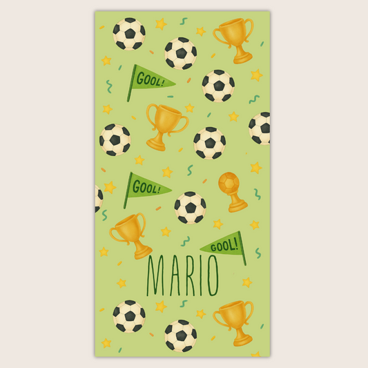 Toalla verde personalizada con pelotas de fútbol, copas, estrellas y nombre en el centro.

