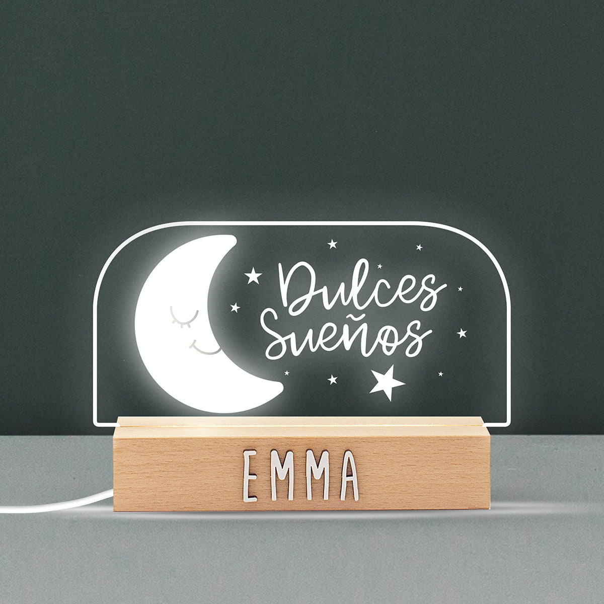 Lámpara LED personalizada en forma de medio óvalo con luna sonriente y estrellitas en su interior, brindando una iluminación suave y encantadora