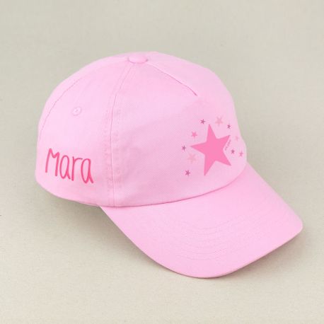 Detalle del nombre bordado en gorra infantil